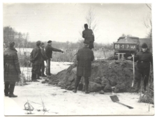 Pracownicy ZMiN w czasie pracy terenowej porą zimową