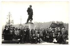 Pamiątkowe zdjęcie pracowników ZMiN pod pomnikiem Włodzimierza Lenina w czasie wyjazdu