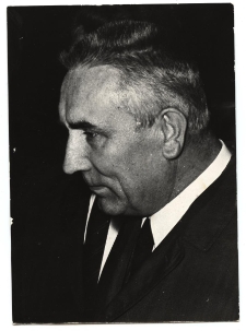 Zdjęcie portretowe Edwarda Gierka wykonane w czasie zwiedzania Zakładów Mechanicznych im. Marcelego Nowotki