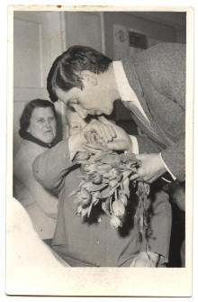 Pracownik ZMiN wręcza tulipany żeńskiej załodze zakładów z okazji Dnia Kobiet
