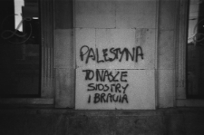 Napis ,,Palestyna to nasze siostry i bracia" znajdujący się na ścianie budynku przy al. „Solidarności” 119/125. Zdjęcie pt.,,Mur" wykonane w ramach konkursu "Foto Art Wola" przez Natalię Dyck.