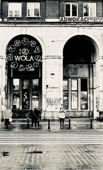 Fasada budynku przy al. Solidarności 119 z neonem "I love Wola". Zdjęcie wykonane w ramach konkursu "Foto Art Wola" przez Aleksandrę Kobylarz