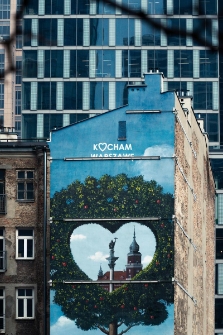 Mural "Kocham Warszawę" na ścianie kamienicy przy ul. Grzybowskiej 80