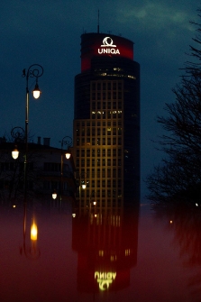 Biurowiec Uniqa, fotografia wykonana z okolicy skrzyżowania ulic Chłodnej i Wajnberga