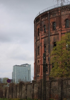 Fragment budynku tzw. ,,Wolskiego Koloseum" znajdującącego się na terenie Gazowni Warszawskiej. Zdjęcie pt. ,,Tradycja" wykonane w ramach konkursu "Foto Art Wola" przez Jerzego Furgałę.