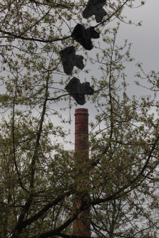 Komin znajdujący się na terenie Gazowni Warszawskiej. Zdjęcie pt. ,,W dymie" wykonane w ramach konkursu "Foto Art Wola" przez Jerzego Furgałę