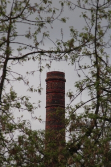 Komin znajdujący się na terenie Gazowni Warszawskiej. Zdjęcie pt. ,,Znicz" wykonane w ramach konkursu "Foto Art Wola" przez Jerzego Furgałę