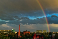 Widok na budynki mieszczące się na terenie Gazowni Warszawskiej. Zdjęcie pt. ,,Kolorowo" wykonane w ramach konkursu "Foto Art Wola" przez Piotra Kaczmarka, które uzyskało 2. miejsce.