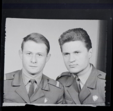 Fotografia przedstawiająca p. Edwarda Kołodziejczyka z kolegą w czasie służby wojskowej