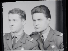 Fotografia przedstawiająca p. Edwarda Kołodziejczyka z kolegą w czasie służby wojskowej