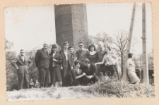 Członkowie Koła PTTK nr 146 podczas zwiedzania Kruszwicy, rok 1967