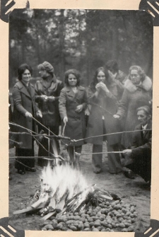 Członkowie Koła PTTK nr 146 w czasie jubileuszowego zlotu w Nieporęcie, rok 1968