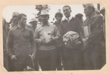 Członkowie Koła PTTK nr 146 w czasie jubileuszowego zlotu w Nieporęcie, rok 1968