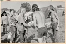 Członkowie Koła PTTK nr146 w czasie XV Zlotu Turystów Warszawskich PTTK w Warce, 8-9.09.1973