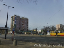 Widok z przystanku autobusowego przy rondzie Kercelak na ul. Okopową