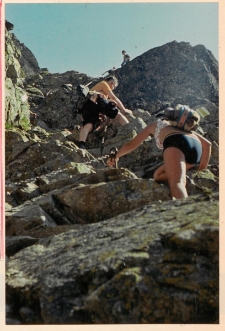 Wycieczka Koła PTTK Motyle nr 11 w Tatry, 07.07.1977r. Panie wspinają się po skałach.