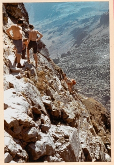 Wycieczka Koła PTTK Motyle nr 11 w Tatry, 07.07.1977r. Członkowie na skalistym zboczu góry.