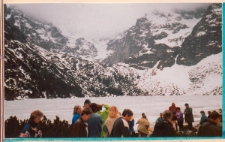 Wycieczka PTTK w Tatry, 28.04.- 03.05.1998r. Członkowie na tle ośnieżonych gór.