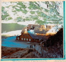 Wycieczka PTTK w Tatry, 28.04.- 03.05.1998r. Górska chata na tle ośnieżonych gór.