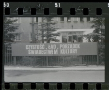 Plakat z napisem: "Czystość, ład, porządek świadectwem kultury". a w tle Ośrodek Informatyki. 1977r.