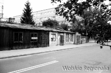 Parterowe budynki na ul. Newelskiej przy jej skrzyżowaniu z ul. Księcia Janusza